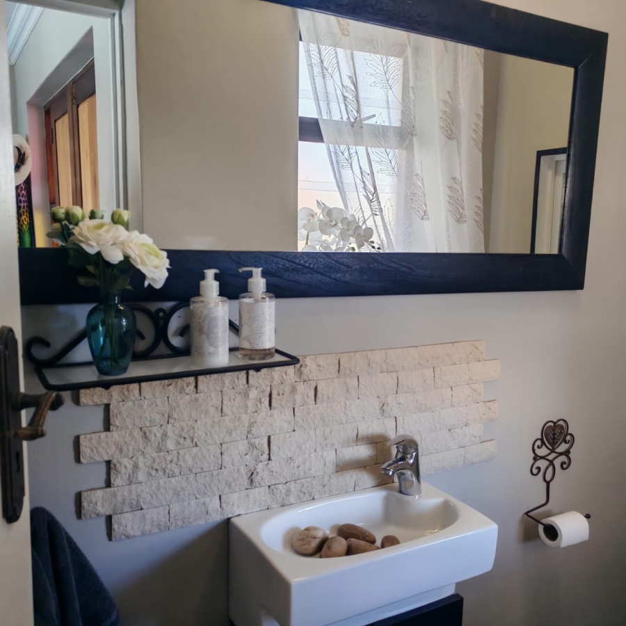 5 Bedroom Property for Sale in Avonddans Western Cape